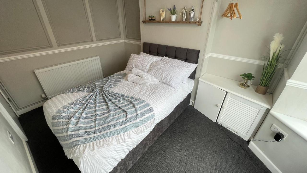 Spacious 6 Bed Home Near City & Albion Stadium Perfect For Contractors! 버밍엄 외부 사진