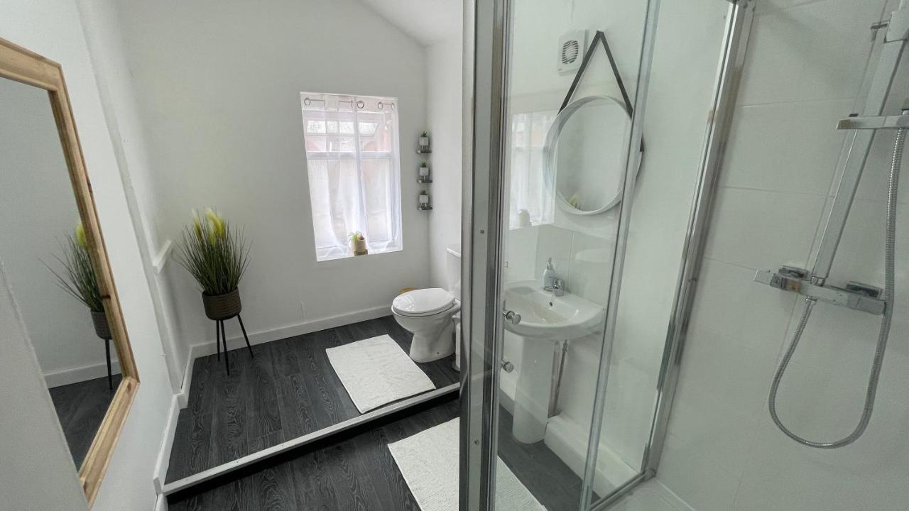 Spacious 6 Bed Home Near City & Albion Stadium Perfect For Contractors! 버밍엄 외부 사진