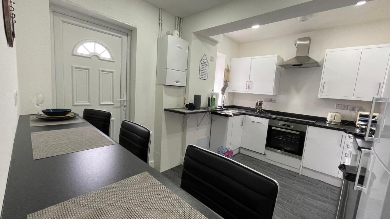 Spacious 6 Bed Home Near City & Albion Stadium Perfect For Contractors! 버밍엄 외부 사진